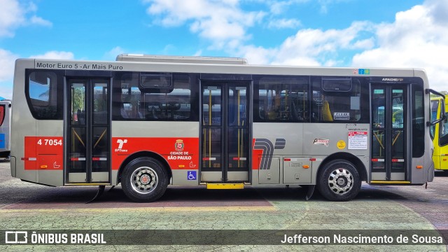 Pêssego Transportes 4 7054 na cidade de Barueri, São Paulo, Brasil, por Jefferson Nascimento. Número da foto: #12603525.
