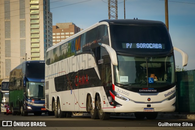 Auto Viação Catarinense 323000 na cidade de São Paulo, São Paulo, Brasil, por Guilherme Silva. Número da foto: #12631039.