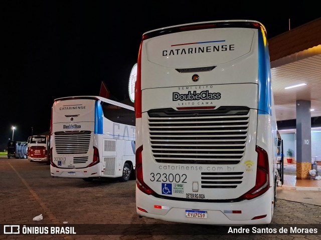 Auto Viação Catarinense 323002 na cidade de Santa Cruz do Rio Pardo, São Paulo, Brasil, por Andre Santos de Moraes. Número da foto: #12635160.