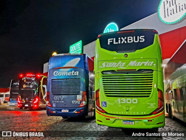 FlixBus Transporte e Tecnologia do Brasil 1300 na cidade de Pariquera-Açu, São Paulo, Brasil, por Andre Santos de Moraes. Número da foto: #12638071.