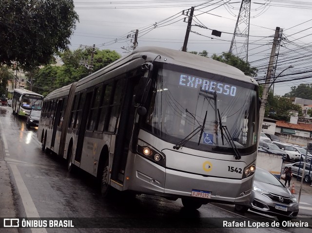 Lirabus 1542 na cidade de Taboão da Serra, São Paulo, Brasil, por Rafael Lopes de Oliveira. Número da foto: #12640141.