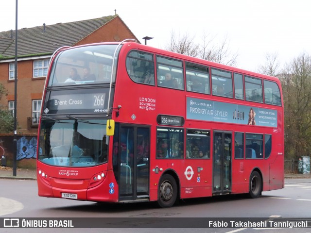 London United ADE40430 na cidade de Ealing, Greater London, Inglaterra, por Fábio Takahashi Tanniguchi. Número da foto: #12647602.