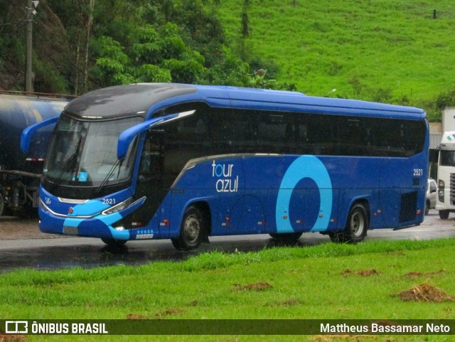 Tour Azul Transportes e Locações 2521 na cidade de Três Rios, Rio de Janeiro, Brasil, por Mattheus Bassamar Neto. Número da foto: #12647707.