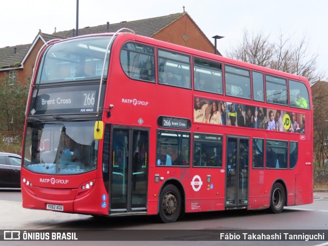 London United ADE40425 na cidade de Ealing, Greater London, Inglaterra, por Fábio Takahashi Tanniguchi. Número da foto: #12647598.