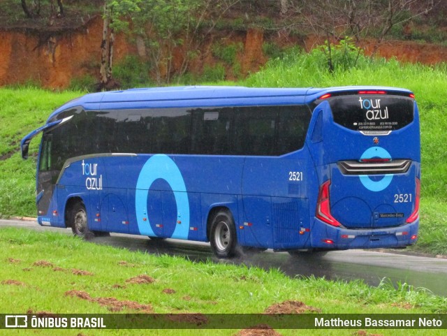 Tour Azul Transportes e Locações 2521 na cidade de Três Rios, Rio de Janeiro, Brasil, por Mattheus Bassamar Neto. Número da foto: #12647713.