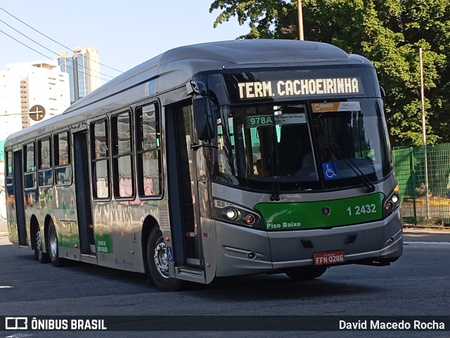 Viação Gato Preto 1 2432 na cidade de São Paulo, São Paulo, Brasil, por David Macedo Rocha. Número da foto: #12608252.