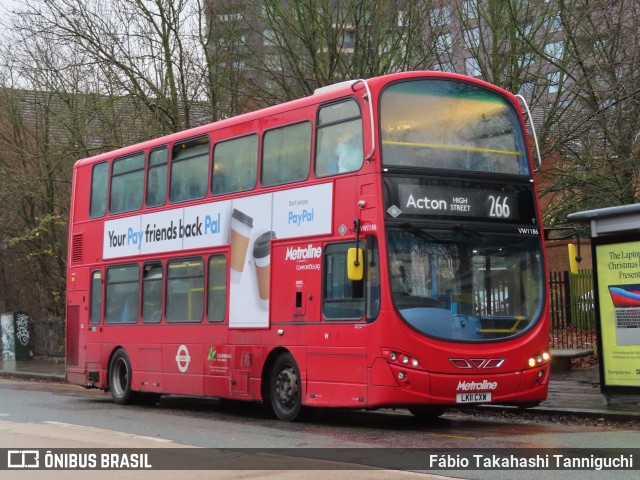 Metroline VW1186 na cidade de Ealing, Greater London, Inglaterra, por Fábio Takahashi Tanniguchi. Número da foto: #12674790.