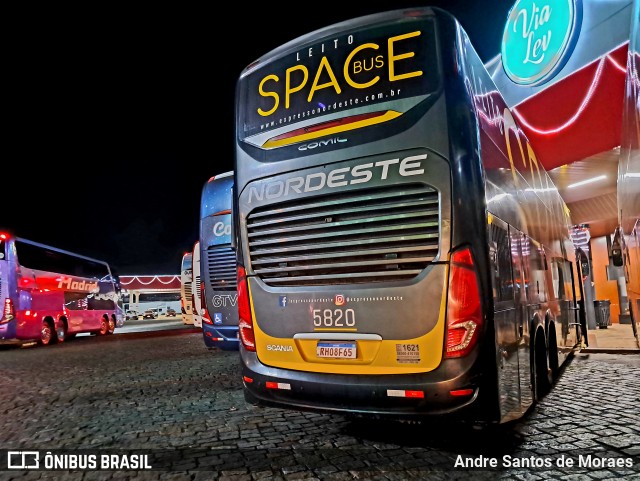 Expresso Nordeste 5820 na cidade de Pariquera-Açu, São Paulo, Brasil, por Andre Santos de Moraes. Número da foto: #12674424.