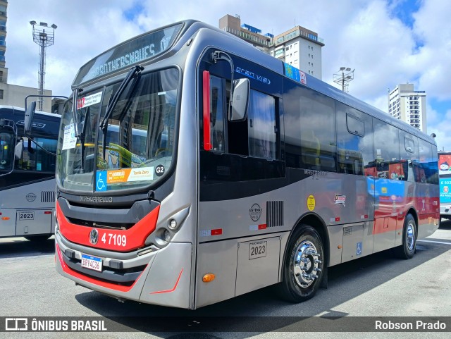 Pêssego Transportes 4 7109 na cidade de Barueri, São Paulo, Brasil, por Robson Prado. Número da foto: #12679034.