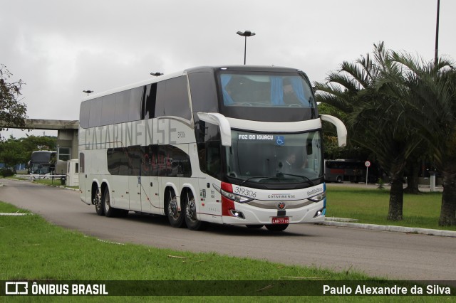 Auto Viação Catarinense 319306 na cidade de Florianópolis, Santa Catarina, Brasil, por Paulo Alexandre da Silva. Número da foto: #12682428.