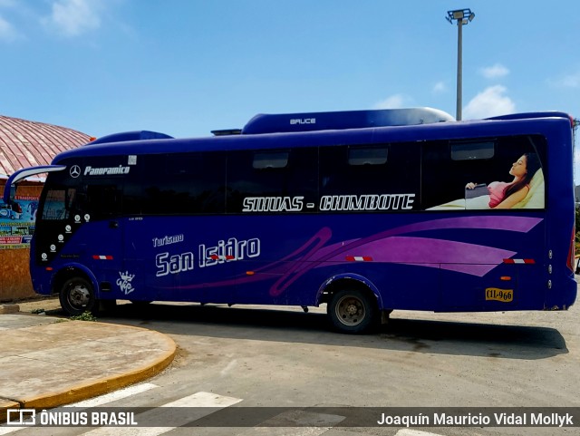 Turismo San Isidro C1L966 na cidade de Chimbote, Santa, Áncash, Peru, por Joaquín Mauricio Vidal Mollyk. Número da foto: #12682167.