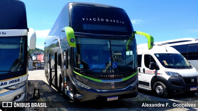 Viação Garcia 87039 na cidade de Balneário Camboriú, Santa Catarina, Brasil, por Alexandre F.  Gonçalves. Número da foto: #12683425.