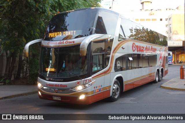Cruz del Sur 716 na cidade de Santiago, Santiago, Metropolitana de Santiago, Chile, por Sebastián Ignacio Alvarado Herrera. Número da foto: #12612890.
