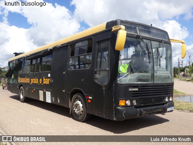 Ônibus Particulares @CASSINO PRAIA E BAR na cidade de Rio Grande, Rio Grande do Sul, Brasil, por Luis Alfredo Knuth. Número da foto: #12610739.