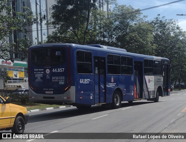 Viação Jacareí 44.857 na cidade de Arujá, São Paulo, Brasil, por Rafael Lopes de Oliveira. Número da foto: #12688859.