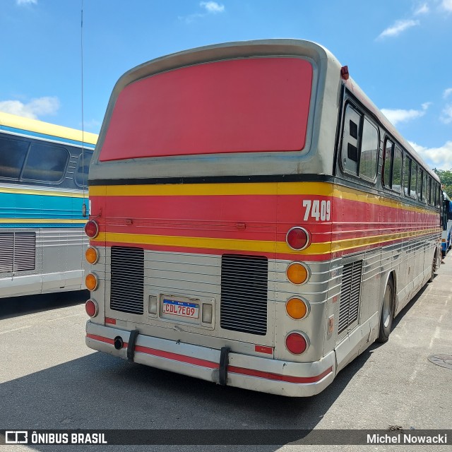 Ônibus Particulares 7409 na cidade de Barueri, São Paulo, Brasil, por Michel Nowacki. Número da foto: #12615625.