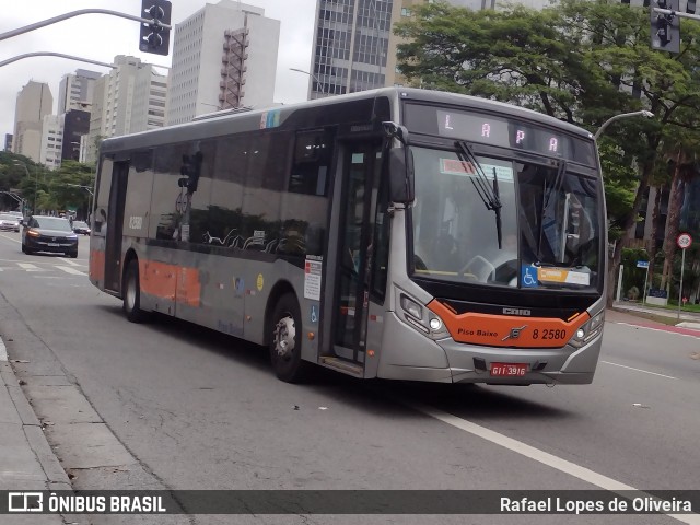 Viação Gato Preto 8 2580 na cidade de São Paulo, São Paulo, Brasil, por Rafael Lopes de Oliveira. Número da foto: #12620721.
