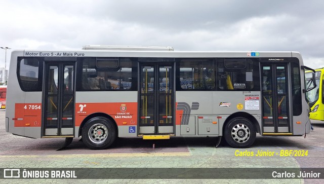 Pêssego Transportes 4 7054 na cidade de Barueri, São Paulo, Brasil, por Carlos Júnior. Número da foto: #12625767.
