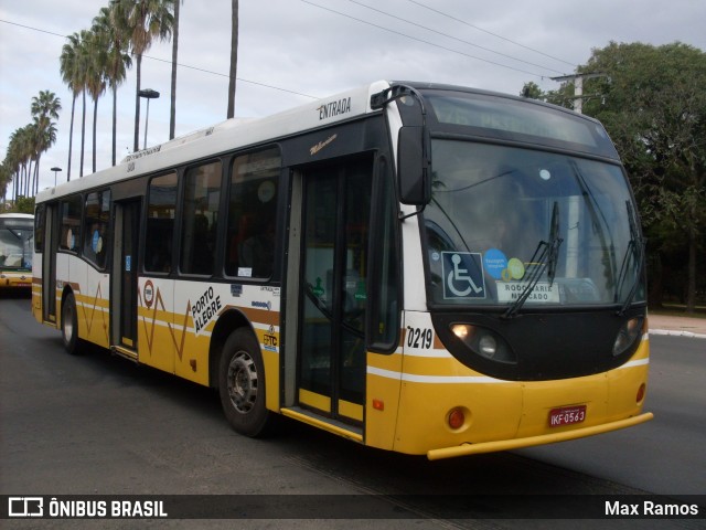 Companhia Carris Porto-Alegrense 0219 na cidade de Porto Alegre, Rio Grande do Sul, Brasil, por Max Ramos. Número da foto: #12626070.