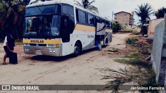 Ônibus Particulares  na cidade de Beberibe, Ceará, Brasil, por Jerônimo Ferreira. Número da foto: #12628236.