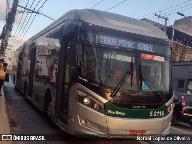 Via Sudeste Transportes S.A. 5 2115 na cidade de São Paulo, São Paulo, Brasil, por Rafael Lopes de Oliveira. Número da foto: #11858326.