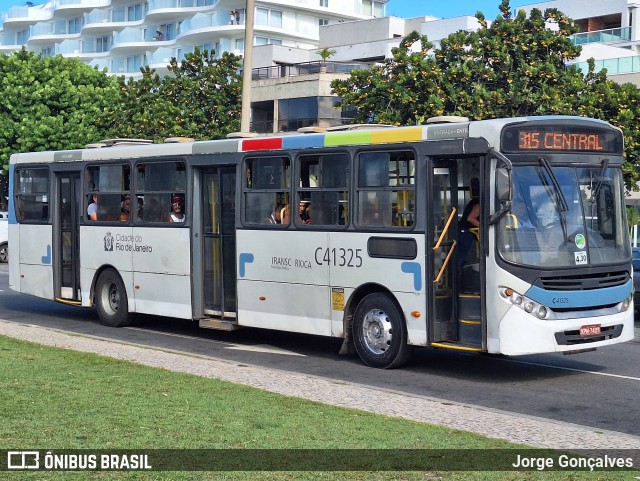 Real Auto Ônibus C41325 na cidade de Rio de Janeiro, Rio de Janeiro, Brasil, por Jorge Gonçalves. ID da foto: 11862058.