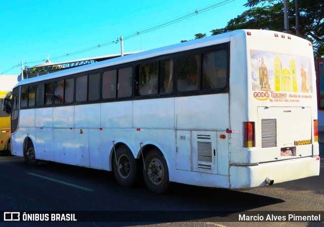 Ônibus Particulares 7329 na cidade de Feira de Santana, Bahia, Brasil, por Marcio Alves Pimentel. Número da foto: #11865537.