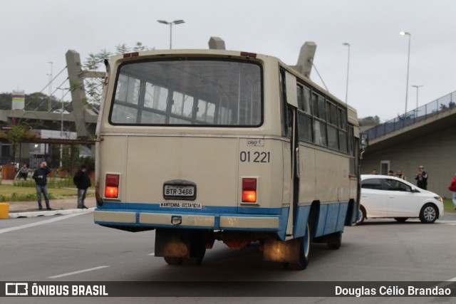 Ônibus Particulares 01 221 na cidade de Barueri, São Paulo, Brasil, por Douglas Célio Brandao. Número da foto: #11871316.