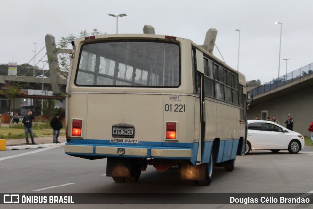 Ônibus Particulares 01 221 na cidade de Barueri, São Paulo, Brasil, por Douglas Célio Brandao. ID da foto: 11871316.