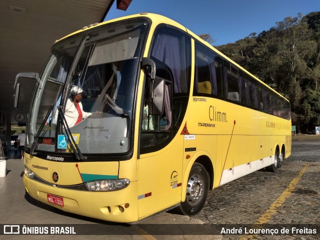 Viação Itapemirim 8877 na cidade de Manhuaçu, Minas Gerais, Brasil, por André Lourenço de Freitas. Número da foto: #11873565.