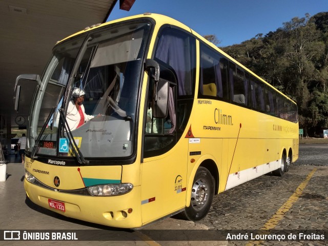 Viação Itapemirim 8877 na cidade de Manhuaçu, Minas Gerais, Brasil, por André Lourenço de Freitas. ID da foto: 11873565.