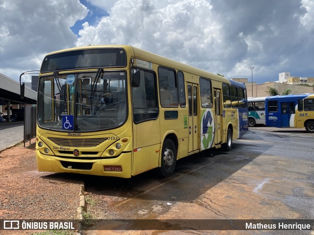 Transporte Urbano São Miguel 2493 na cidade de Uberlândia, Minas Gerais, Brasil, por Matheus Henrique. ID da foto: 11877415.