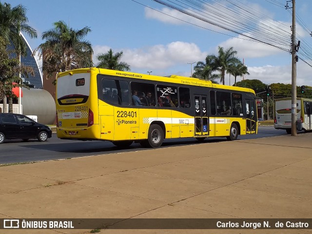 Viação Pioneira 228401 na cidade de Brasília, Distrito Federal, Brasil, por Carlos Jorge N.  de Castro. ID da foto: 11874537.