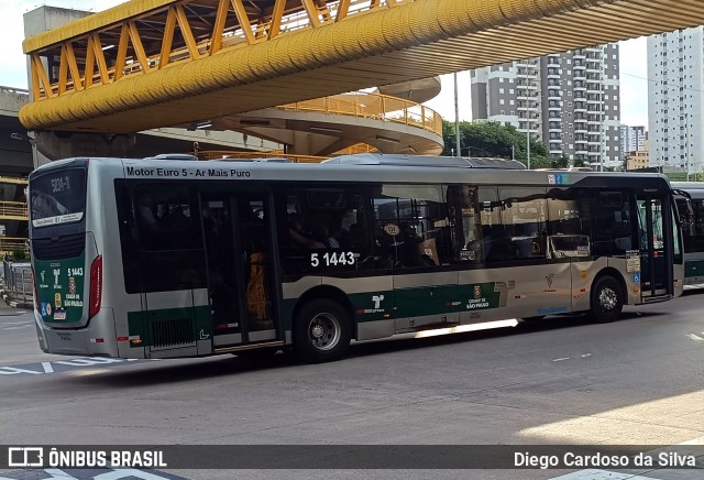 Via Sudeste Transportes S.A. 5 1443 na cidade de São Paulo, São Paulo, Brasil, por Diego Cardoso da Silva. ID da foto: 11884108.