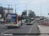 Empresa Metropolitana 806 na cidade de Recife, Pernambuco, Brasil, por Jonathan Silva. Número da foto: #:id.