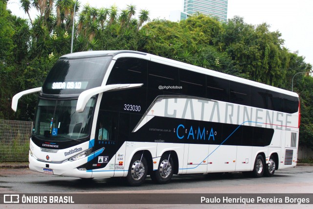 Auto Viação Catarinense 323030 na cidade de Curitiba, Paraná, Brasil, por Paulo Henrique Pereira Borges. Número da foto: #11889888.