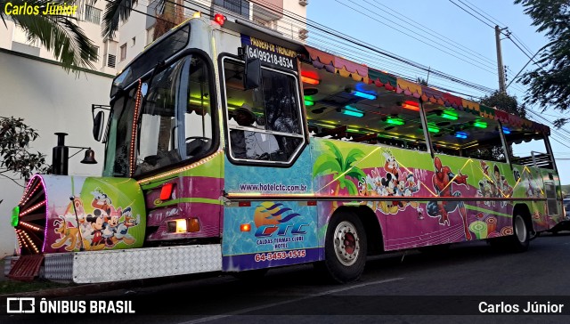 Ônibus Particulares 4893 na cidade de Caldas Novas, Goiás, Brasil, por Carlos Júnior. ID da foto: 11891306.