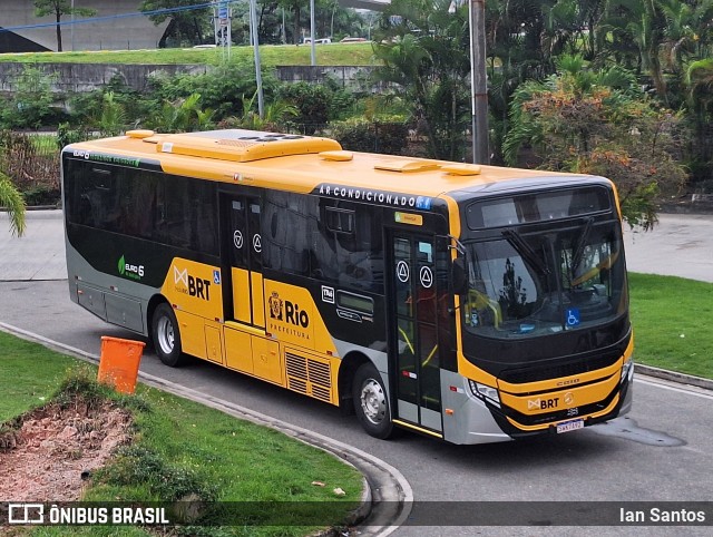 Mobi Rio E7001 na cidade de Rio de Janeiro, Rio de Janeiro, Brasil, por Ian Santos. Número da foto: #11889426.