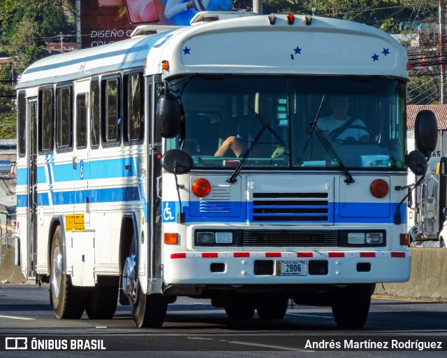 Autobuses sin identificación - Costa Rica 00 na cidade de Belén, Heredia, Costa Rica, por Andrés Martínez Rodríguez. Número da foto: #11896543.