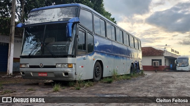 Ônibus Particulares 8068 na cidade de Canápolis, Minas Gerais, Brasil, por Cleiton Feitosa. Número da foto: #11900567.