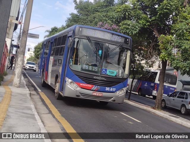 Empresa de Ônibus Vila Galvão 30.617 na cidade de Guarulhos, São Paulo, Brasil, por Rafael Lopes de Oliveira. Número da foto: #11910867.