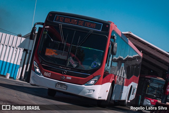 Buses Omega 6080 na cidade de Puente Alto, Cordillera, Metropolitana de Santiago, Chile, por Rogelio Labra Silva. ID da foto: 11977056.