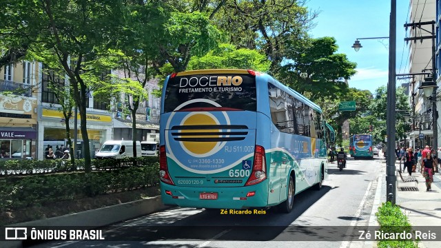 Doce Rio Fretamento e Turismo RJ 511.007 na cidade de Petrópolis, Rio de Janeiro, Brasil, por Zé Ricardo Reis. ID da foto: 11920510.