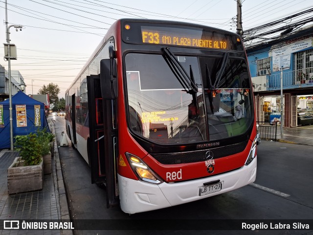 Buses Omega 6064 na cidade de Puente Alto, Cordillera, Metropolitana de Santiago, Chile, por Rogelio Labra Silva. Número da foto: #11926159.