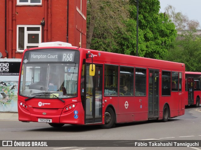 Abellio London Bus Company 8806 na cidade de Richmond, Greater London, Inglaterra, por Fábio Takahashi Tanniguchi. Número da foto: #12026472.