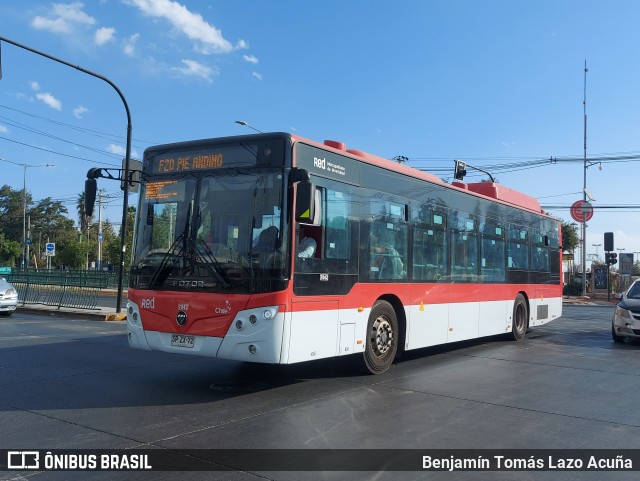 Buses Omega 7042 na cidade de La Pintana, Santiago, Metropolitana de Santiago, Chile, por Benjamín Tomás Lazo Acuña. ID da foto: 12030751.