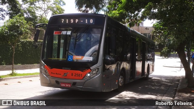 Viação Gato Preto 8 2581 na cidade de São Paulo, São Paulo, Brasil, por Roberto Teixeira. ID da foto: 12041036.