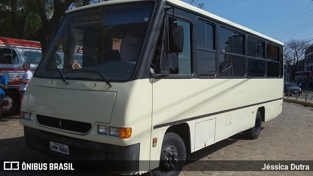 Ônibus Particulares 5866 na cidade de Divinópolis, Minas Gerais, Brasil, por Jéssica Dutra. Número da foto: #12044270.