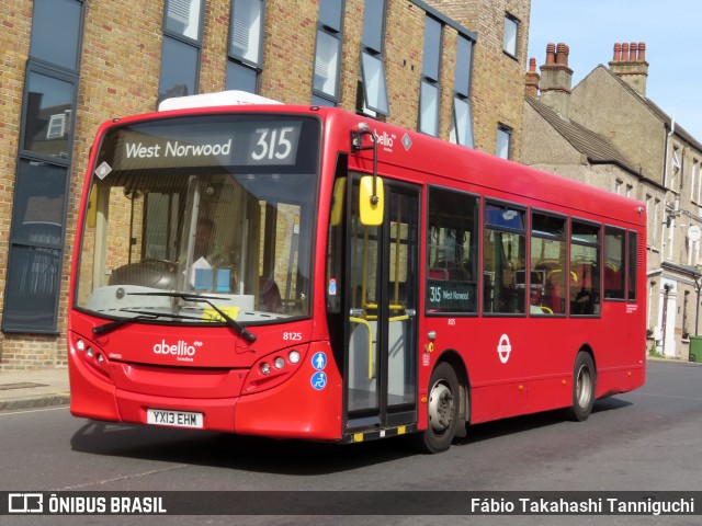 Abellio London Bus Company 8125 na cidade de London, Greater London, Inglaterra, por Fábio Takahashi Tanniguchi. Número da foto: #12059822.