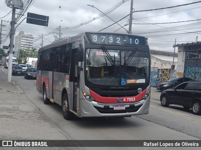 Pêssego Transportes 4 7053 na cidade de São Paulo, São Paulo, Brasil, por Rafael Lopes de Oliveira. Número da foto: #11990918.